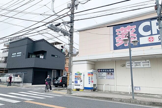 駐車場からお店まで