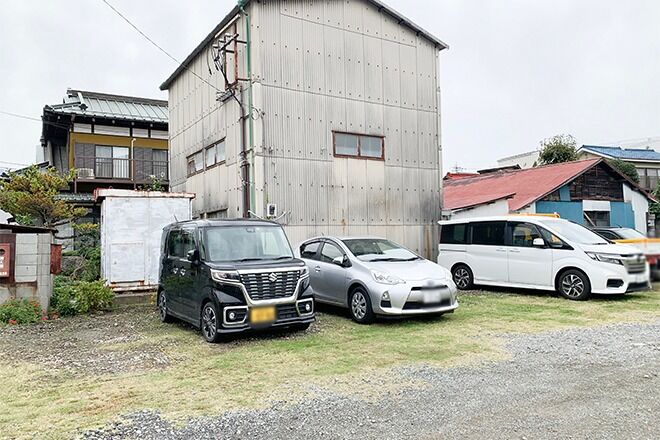 駐車場からお店まで